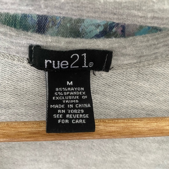 Y2k ARMY Cutout V-neck Rue21 T-Shirt - Picture 6 of 7